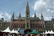 Oliver Anibas, Moderator bei 1. Wiener Kirtag Rathausplatz 2010